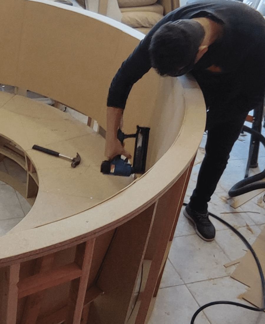 Estofador a construir uma bancada curva