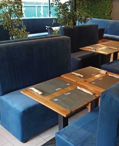 Bancos corridos azuis num restaurante