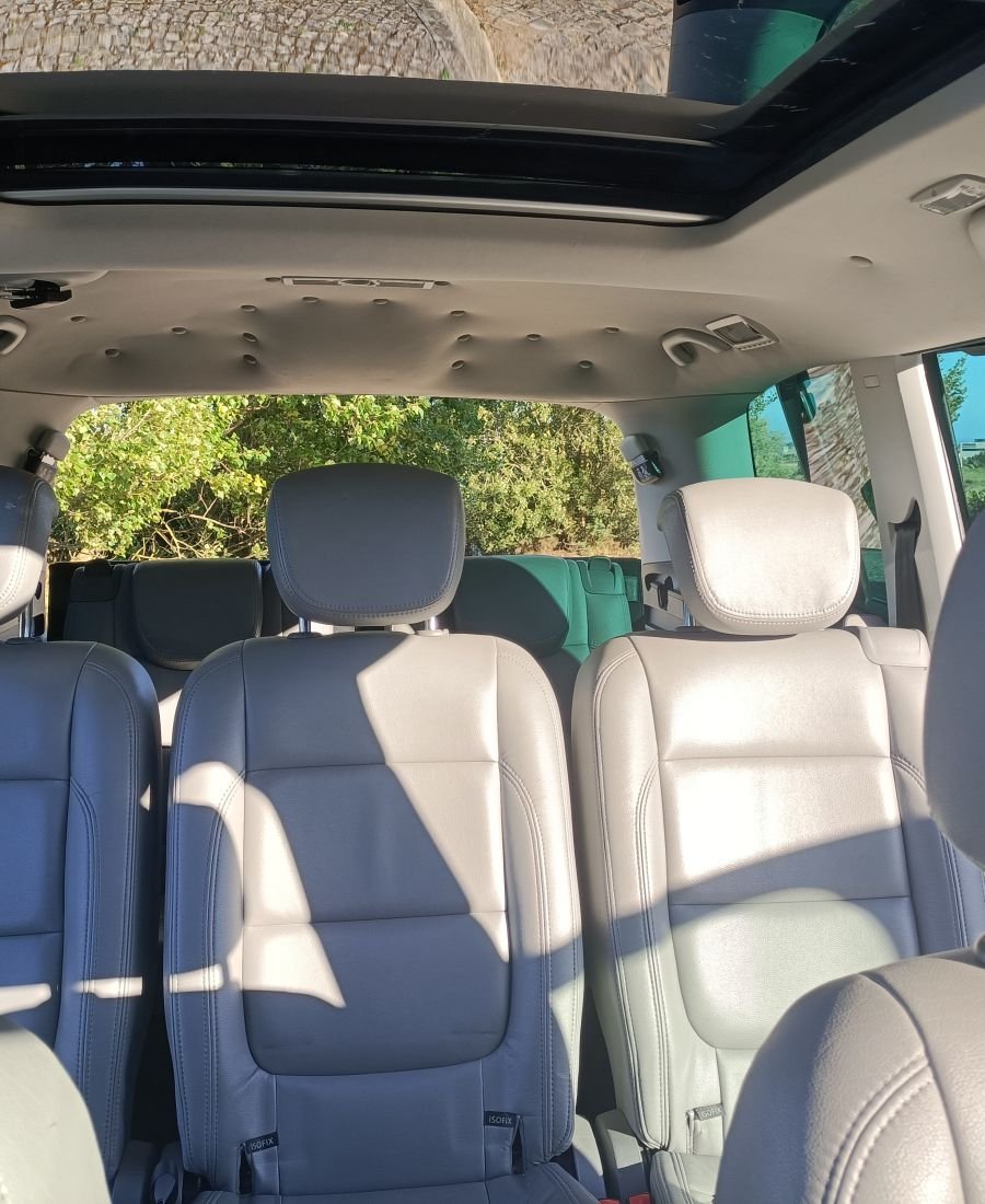 Interior de carrinha com forro do tejadilho renovado