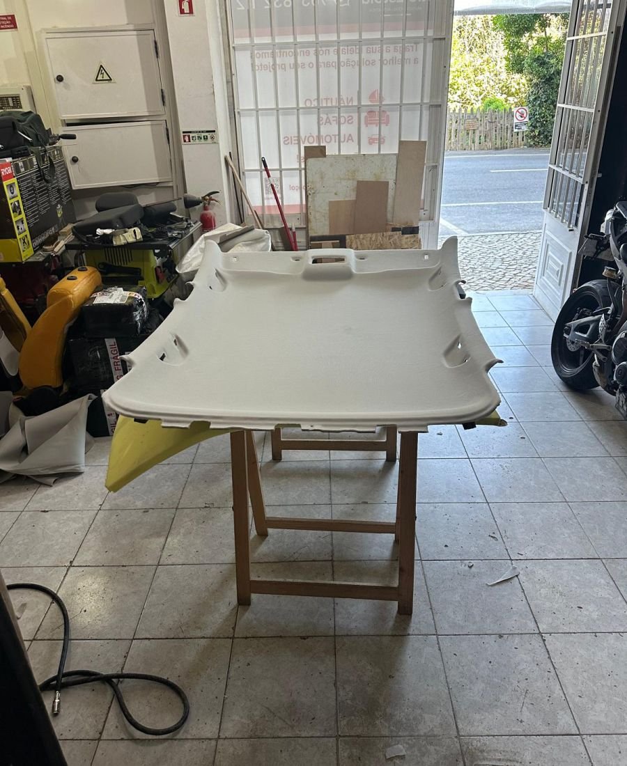 Forro do tejadilho a ser preparado na oficina
